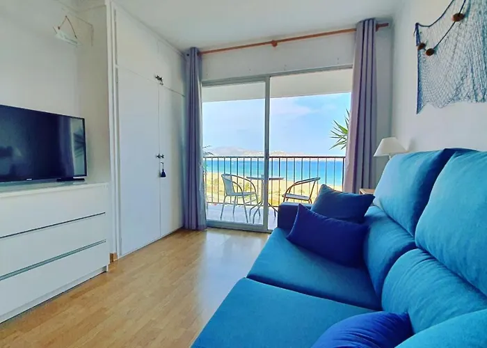 Апартаменты Cozy Beach-front With Amazing Sea View