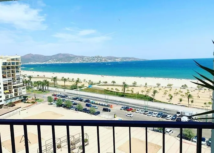 Апартаменты Cozy Beach-front With Amazing Sea View *